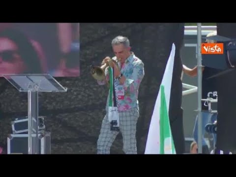 Paolo Fresu suona la tromba alla manifestazione pro Gaza a Roma, nella mano la bandiera palestinese