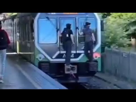 La follia dei ragazzini appesi a un treno della linea M2: la nuova moda del «train surfing»