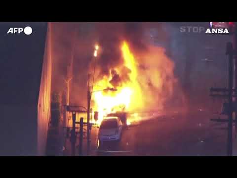 Los Angeles, auto incendiate dai manifestanti