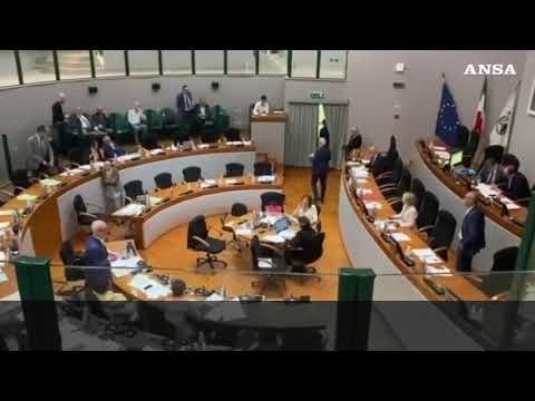 Bagarre ad Ancona in Consiglio regionale, la frase omofoba nel botta e risposta