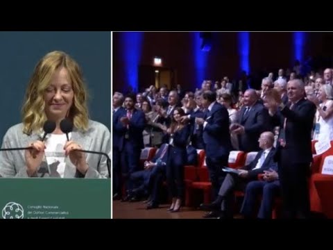 Standing ovation dei commercialisti per Meloni. E lei: «Così mi imbarazzate»