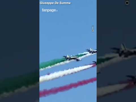 Le frecce tricolori attraversano il cielo di Roma in occasione della Festa della Repubblica