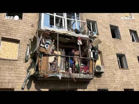 Ancora raid sull’Ucraina, tra le macerie a Kharkiv