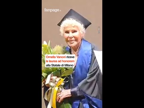 A Ornella Vanoni la laurea ad honorem alla Statale di Milano. La cantante commossa con mantella e to