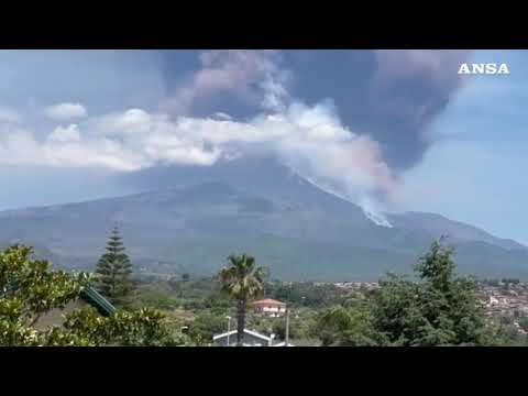 Etna, intensa attivita’ vulcanica dal cratere di sud-est