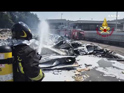 Ancona, incendio in un capannone durante la demolizione