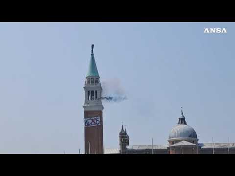 Striscione contro Bezos dal campanile San Giorgio a Venezia