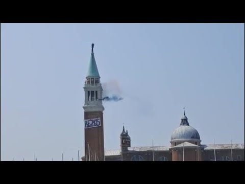 Venezia, striscione contro le nozze di Jeff Bezos: «La città non è in vendita»