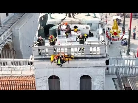 Venezia, la spettacolare esercitazione dei vigili del fuoco sulla Torre dell’Orologio