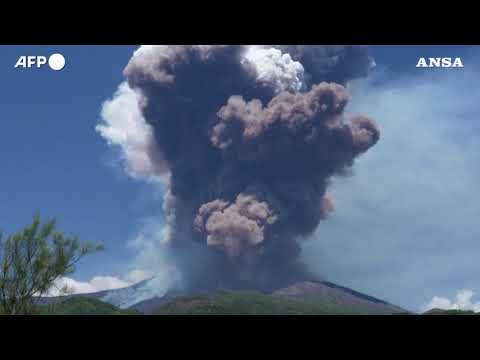 Etna, l’immensa colonna di fumo dal cratere di sud-est