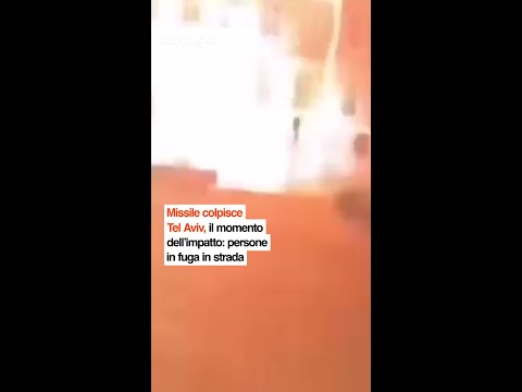 Missile colpisce Tel Aviv, il momento dell’impatto: persone in fuga in strada
