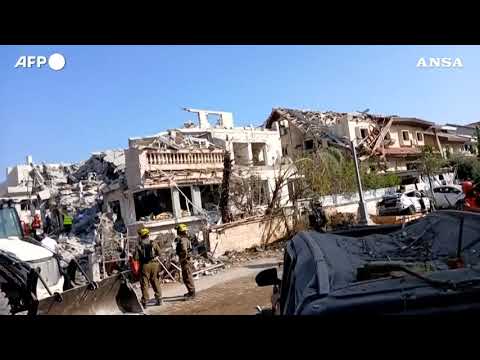 Israele, ingenti danni dopo i raid missilistici iraniani: soccorritori sul posto