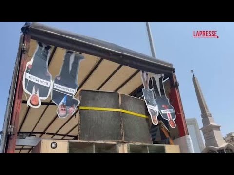 Roma Pride 2025, sul carro le sagome a testa in giù di Trump, Rowling, Musk e Netanyahu: è polemica