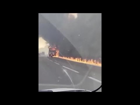 Le fiamme distruggono un pullman sull’autostrada ad Avellino