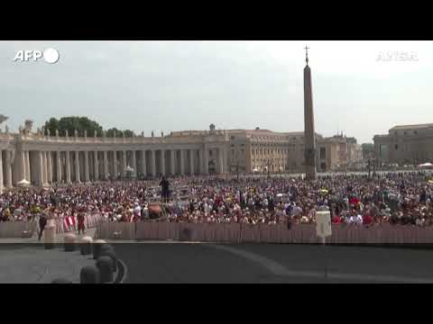 Vaticano, Leone XIV “sfida” il caldo dalla Papamobile scoperta