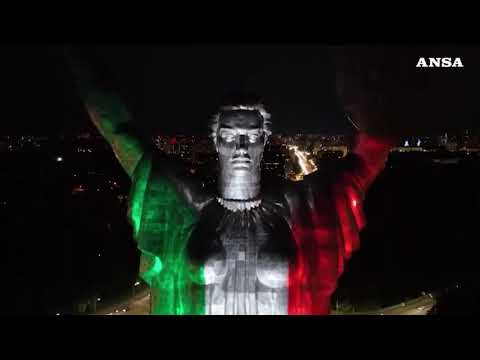 2 giugno in Ucraina, il tricolore italiano sul monumento della Madre Patria
