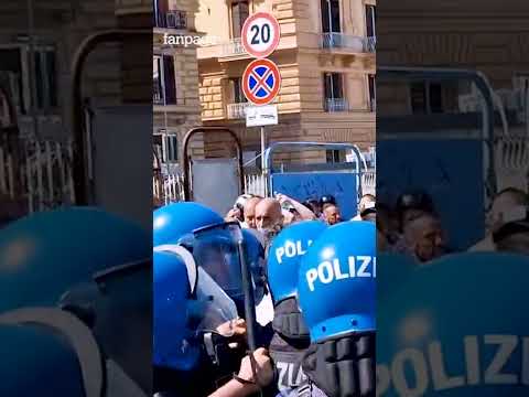 Napoli, tensioni con la polizia al corteo prima della seduta per Gaza in Consiglio comunale