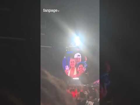 Nuova coppia in kiss cam al concerto dei Coldplay. Questa volta Chris Martin fa un po’ di ironia…