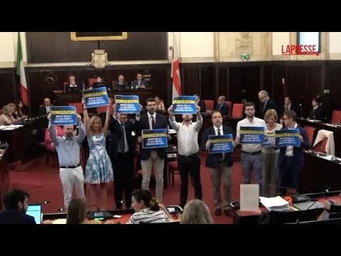 Tensione in Consiglio Comunale a Milano: contestato il sindaco Sala al grido di «Dimissioni»