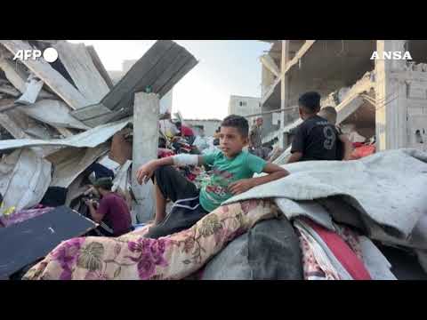 Gaza, civili palestinesi tra le macerie di Khan Yunis