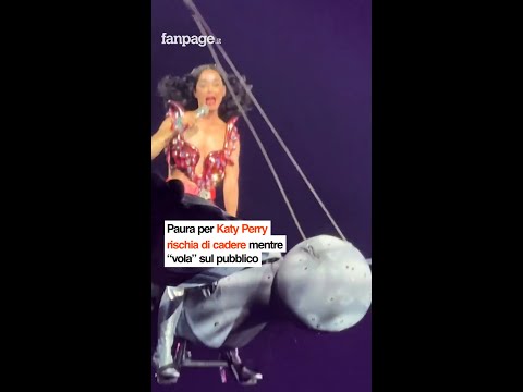 Paura per Katy Perry: rischia di cadere mentre “vola” sul pubblico
