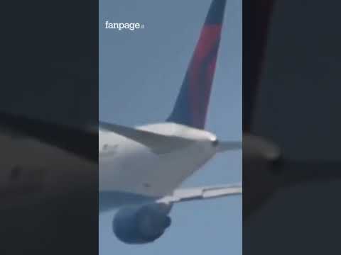 Attimi di paura a bordo di un volo Delta Airlines appena decollato da Los Angeles.