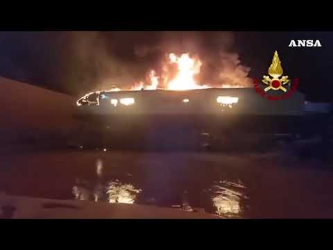 Fiamme in un cantiere nautico a Olbia, distrutto un catamarano