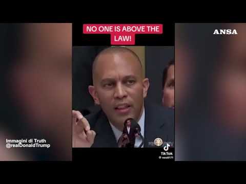 Trump pubblica un video con l’arresto di Obama nello Studio ovale