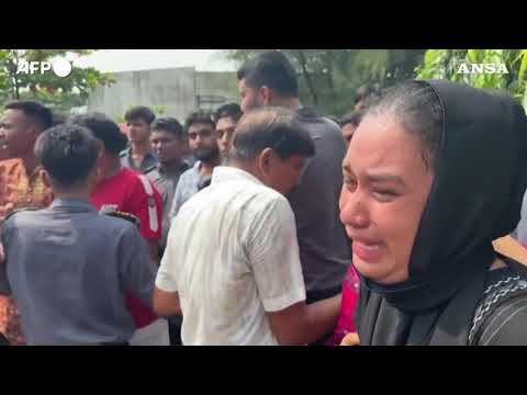 Bangladesh, aereo militare si schianta su una scuola: almeno 16 morti