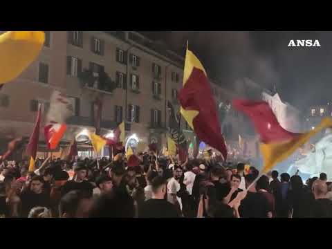 Calcio, i tifosi della Roma a Piazza Navona per i 98 anni del club