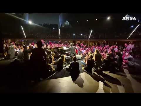 Nick Cave all’Auditorium di Roma, il pubblico invade il palco