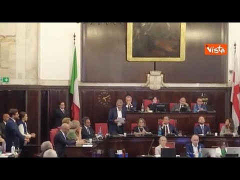 Standing ovation dei consiglieri comunali a Milano per Tancredi dopo le sue dimissioni