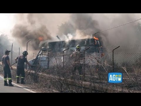 Sicilia nella morsa degli incendi, rogo devastante a Belpasso: bruciate decine di automobili