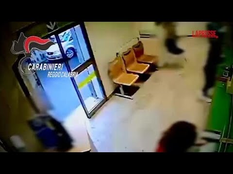 Reggio Calabria, arrestati due rapinatori seriali: stesso copione nei video del colpi