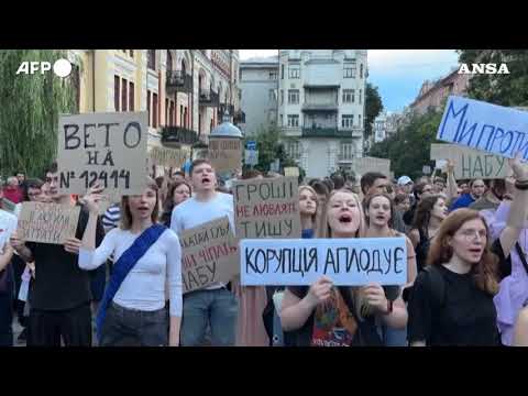 Ucraina, protesta contro la limitazione delle agenzie anti-corruzione