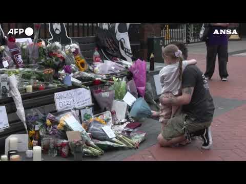 Ozzy Osbourne, Birmingham: fiori e messaggi sul Black Sabbath Bridge