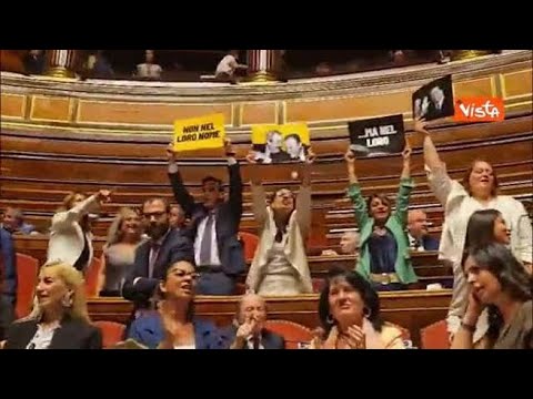 M5S protesta in Senato contro la riforma della giustizia con cartelli con Falcone e Borsellino