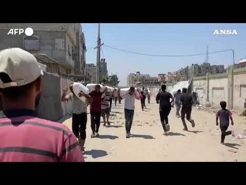 Gaza, palestinesi dopo l’arrivo di aiuti a Khan Yunis