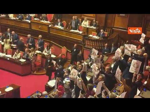 Pd con Costituzioni al contrario in Aula al Senato per protesta dopo approvazione ddl giustizia