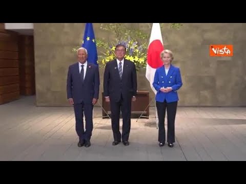 Ue-Giappone summit a Tokyo, la stretta di mano Von der Leyen Costa e primo ministro giapponese…