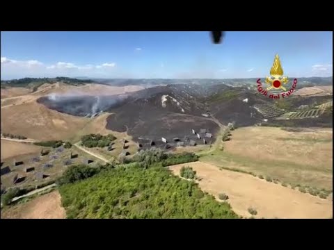 Certaldo, l’incendio nei campi con l’impianto fotovoltaico: il video dall’alto
