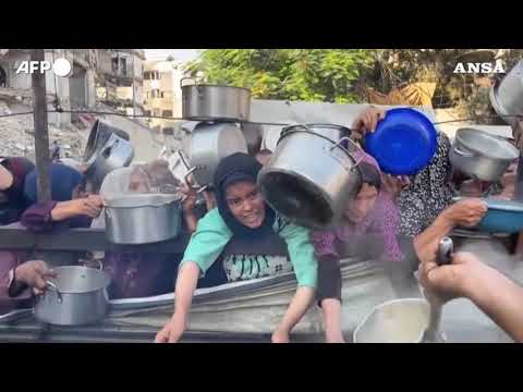 Gaza, ressa per il cibo: palestinesi in coda alla mensa della carita’ per un pasto caldo