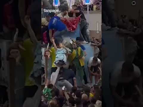 Matera, decine di persone assaltano il carro alla festa della Madonna della Bruna, sette feriti