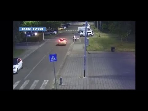 Firenze, la spaventa col dobermann e le ruba l’auto