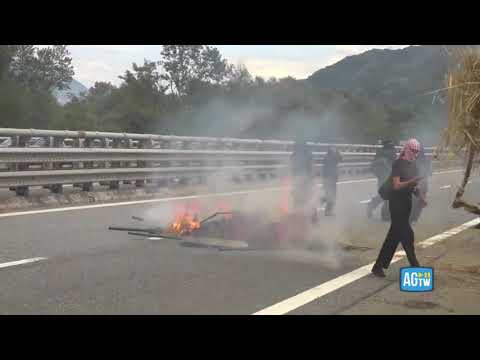 No Tav, proteste in Val di Susa: cantieri in fiamme e occupata l’autostrada Torino-Bardonecchia