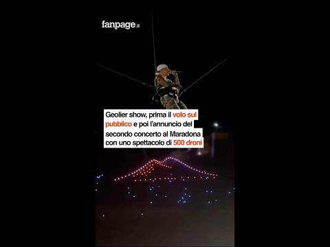 Geolier show, prima il volo e poi l’annuncio del secondo concerto con uno spettacolo di 500 droni