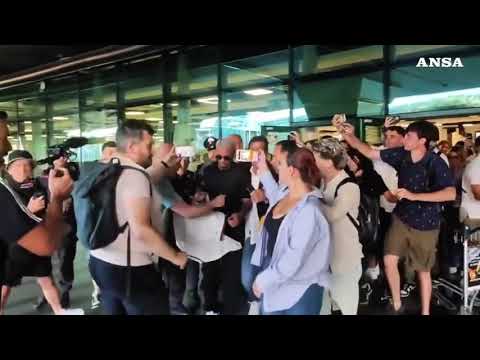 Calcio: Roma, Wesley arrivato a Fiumicino accolto dai tifosi giallorossi