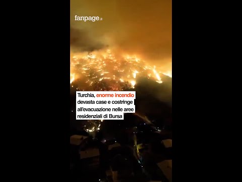 Turchia, enorme incendio devasta case e costringe all’evacuazione nelle aree residenziali di Bursa