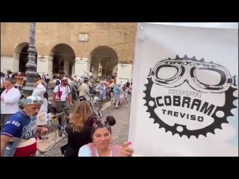 Coppa Cobram a Treviso, la corsa dedicata a Fantozzi tra bici sgangherate e nuvolette