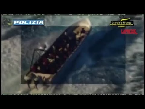 Lampedusa, arrestato per il trasporto di 70 migranti su un barchino: le immagini della polizia